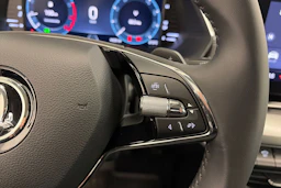 Valkoinen Skoda OCTAVIA 2022 kuva 15.