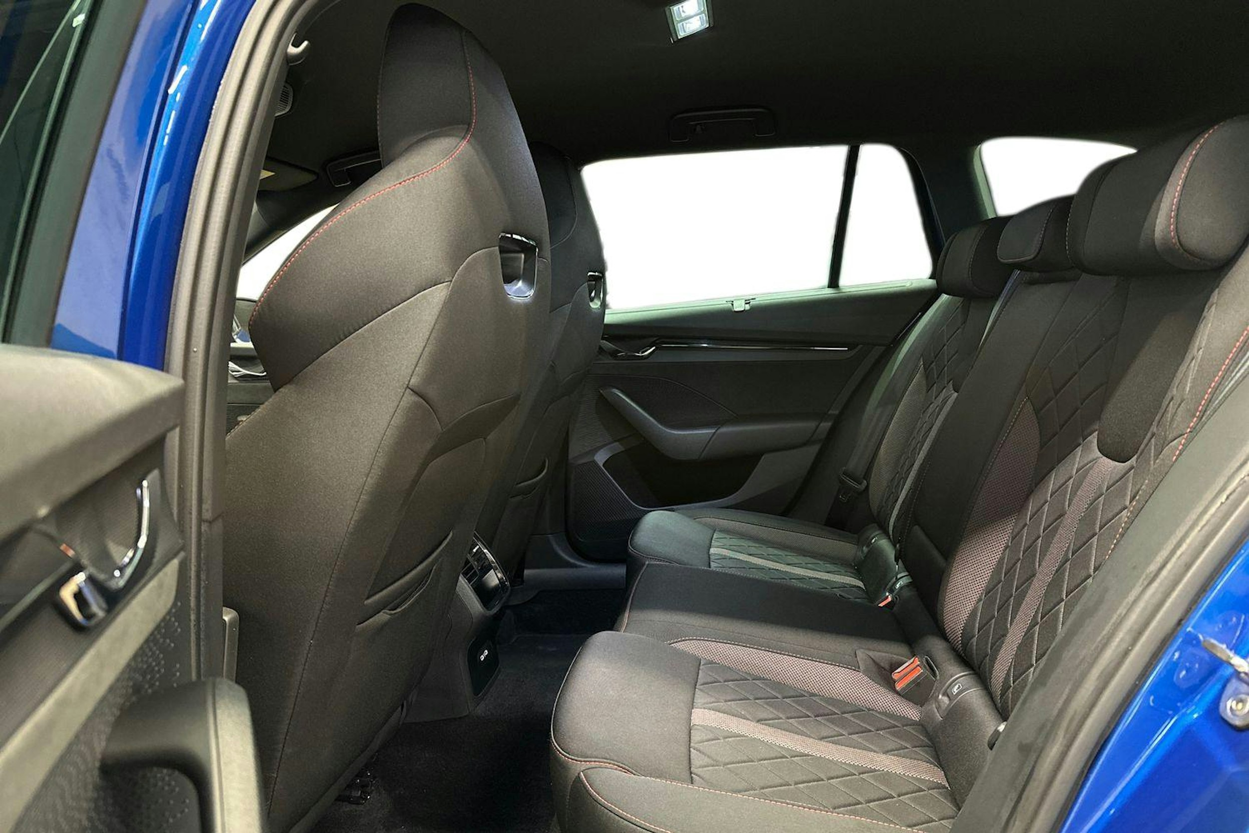 sininen Skoda Octavia 2023 kuva 8.