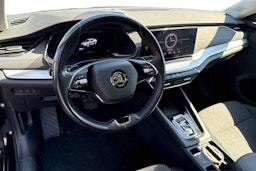 musta Skoda Octavia 2022 kuva 3.