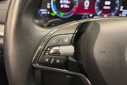 met. punainen Skoda Octavia 2022 kuva 17.