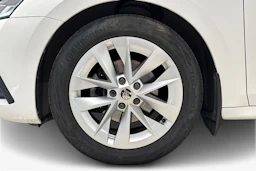 valkoinen Skoda Octavia 2022 kuva 12.