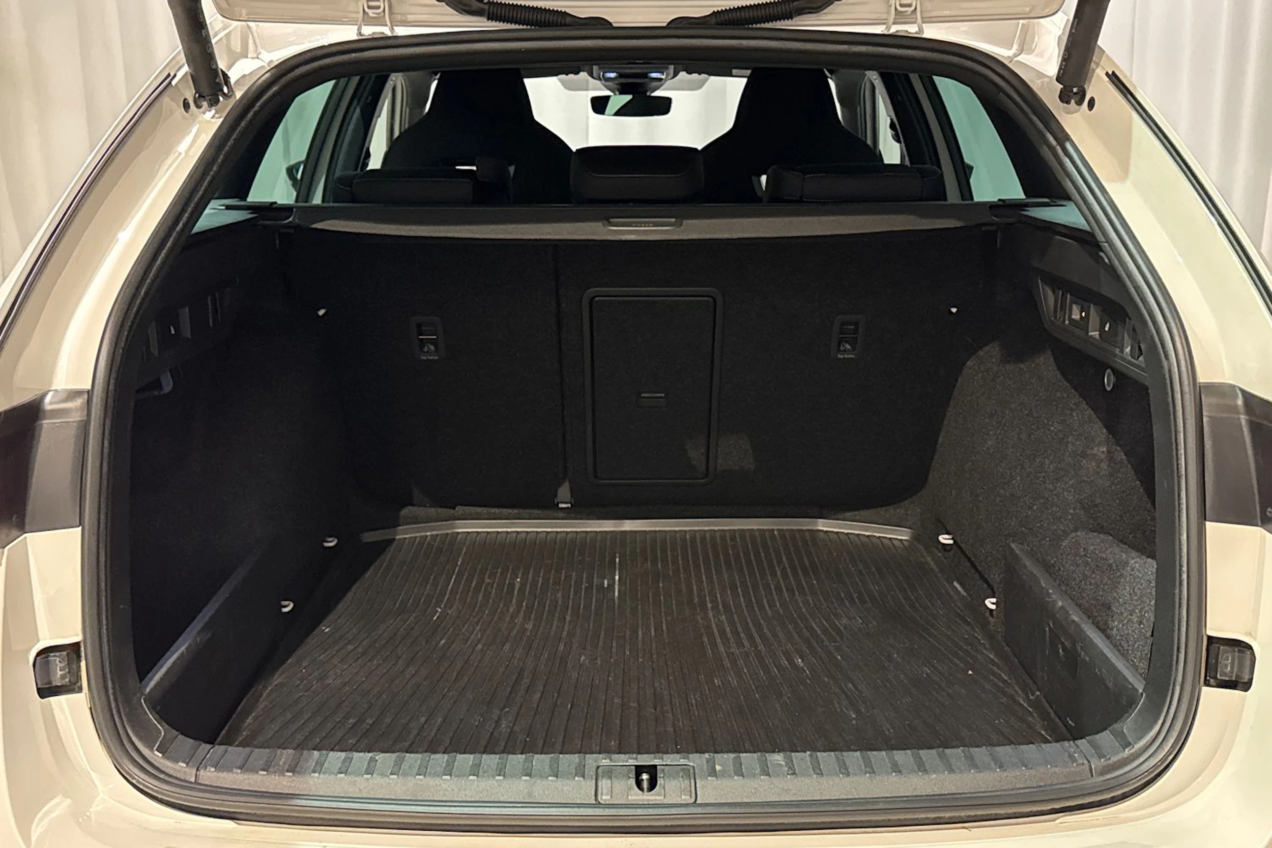 valkoinen Skoda Octavia 2022 kuva 17.