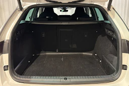 valkoinen Skoda Octavia 2022 kuva 17.
