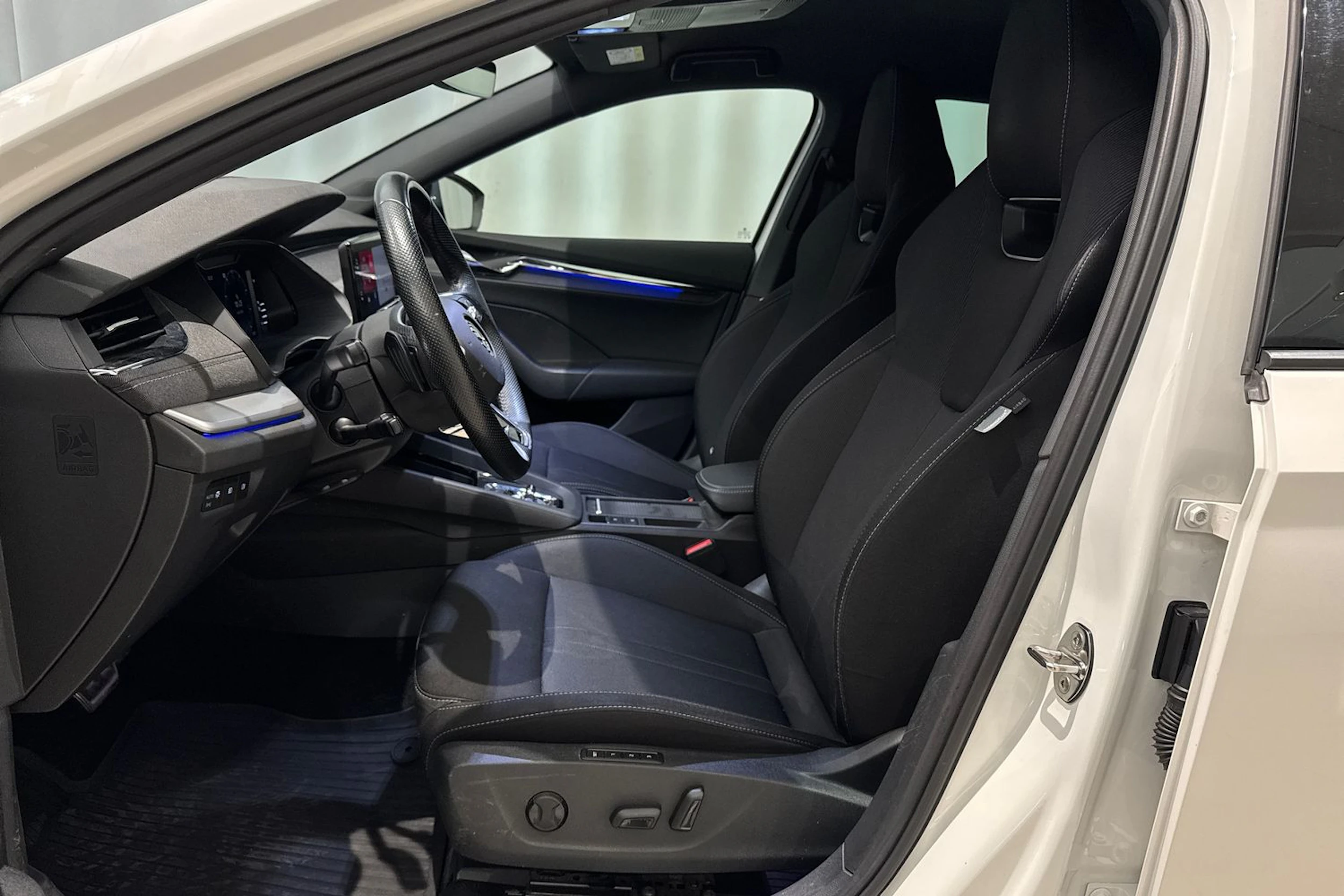 valkoinen Skoda Octavia 2022 kuva 20.