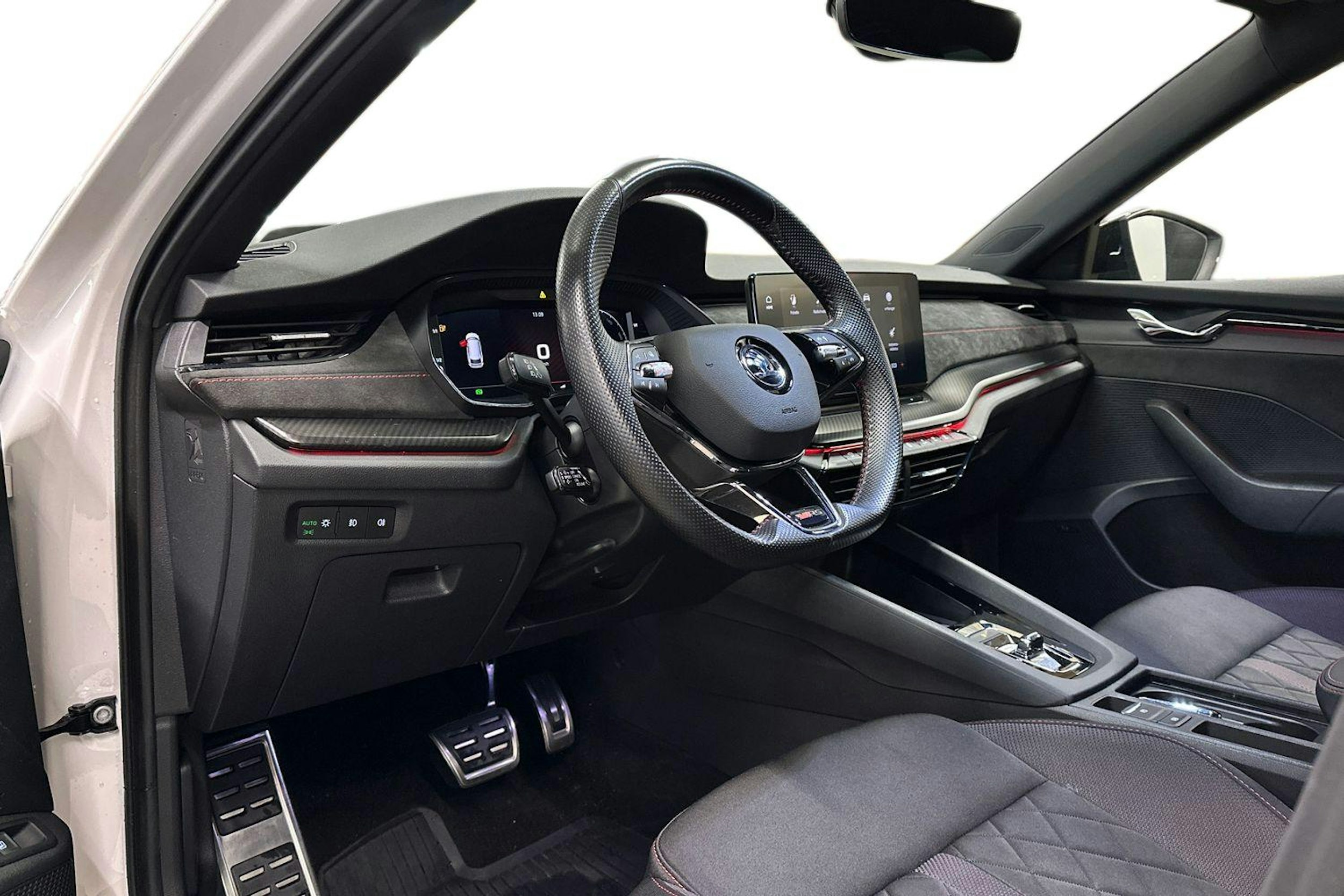 valkoinen Skoda Octavia 2022 kuva 7.