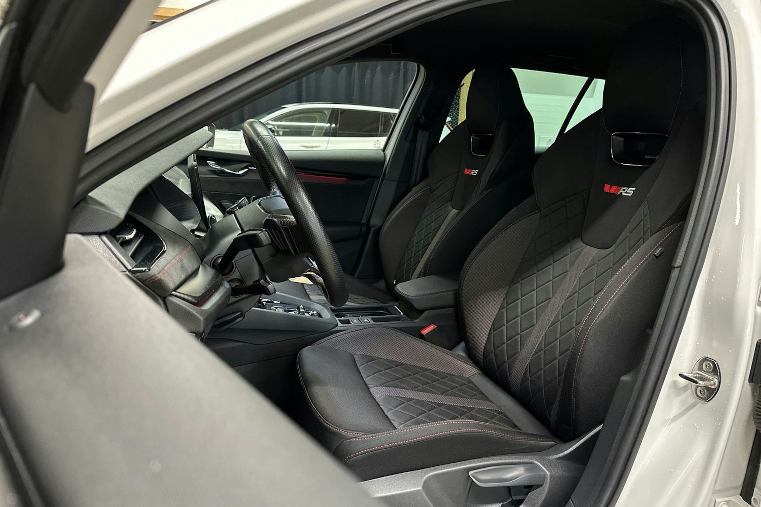 valkoinen Skoda Octavia 2022 kuva 15.