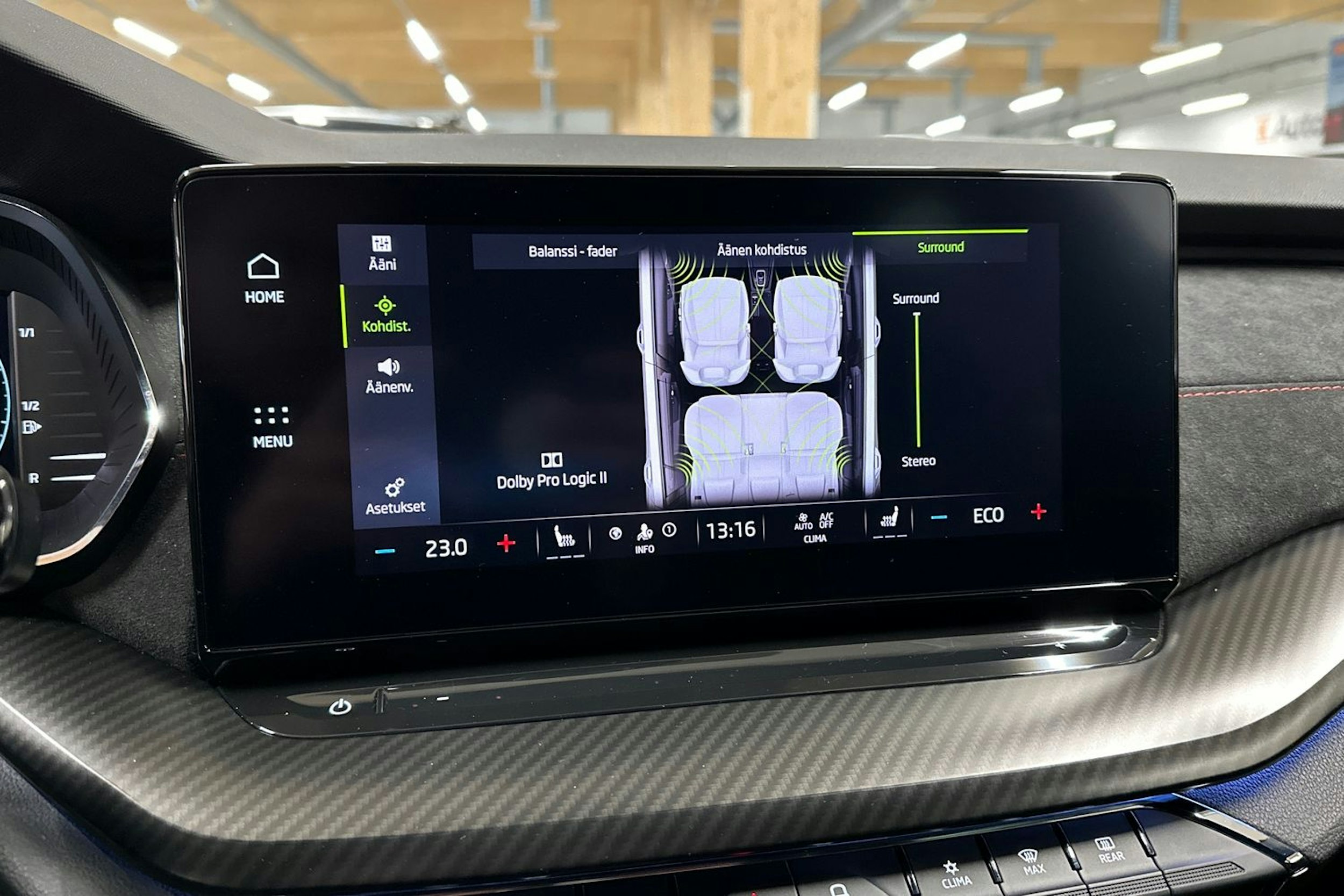 valkoinen Skoda Octavia 2022 kuva 24.
