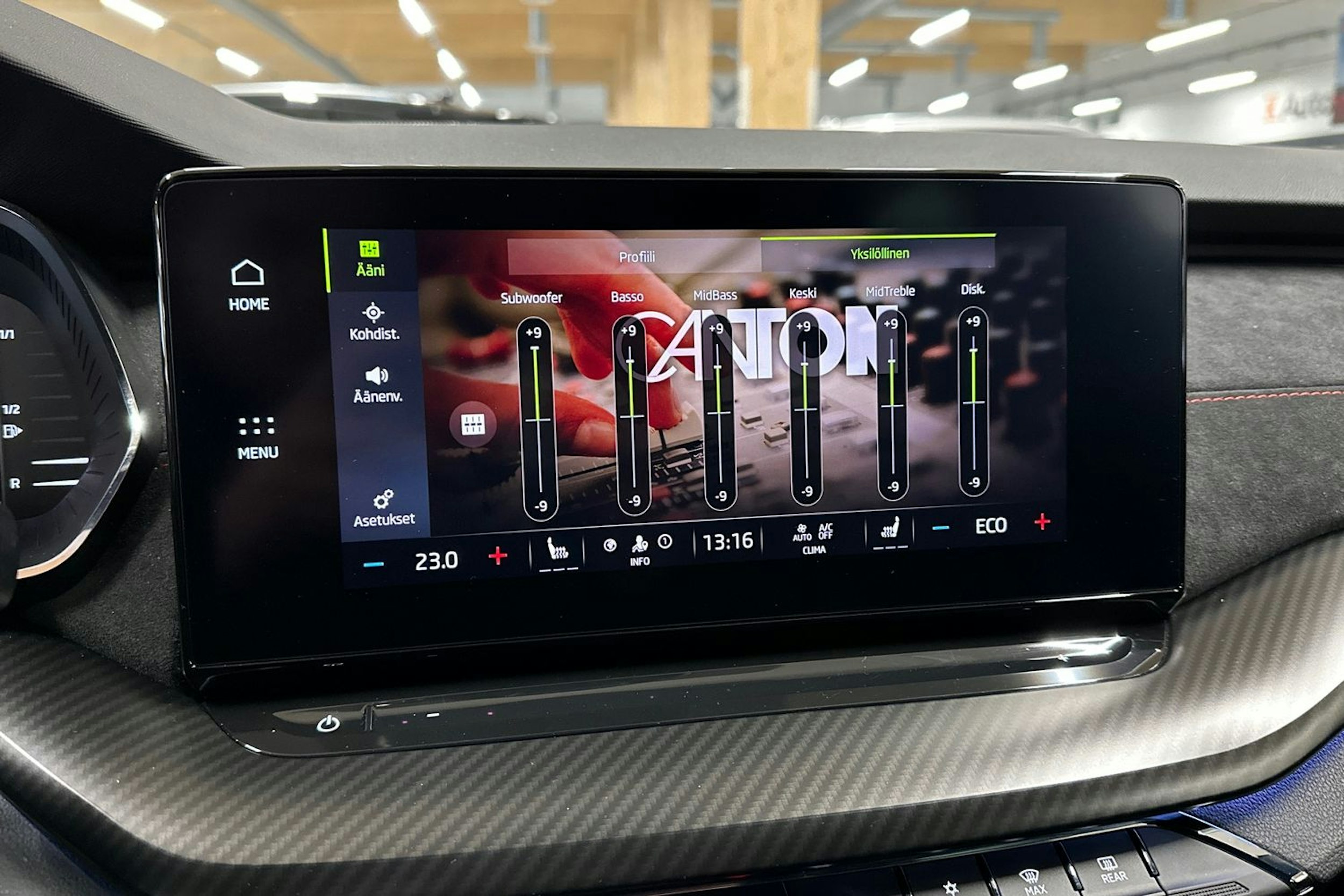 valkoinen Skoda Octavia 2022 kuva 25.