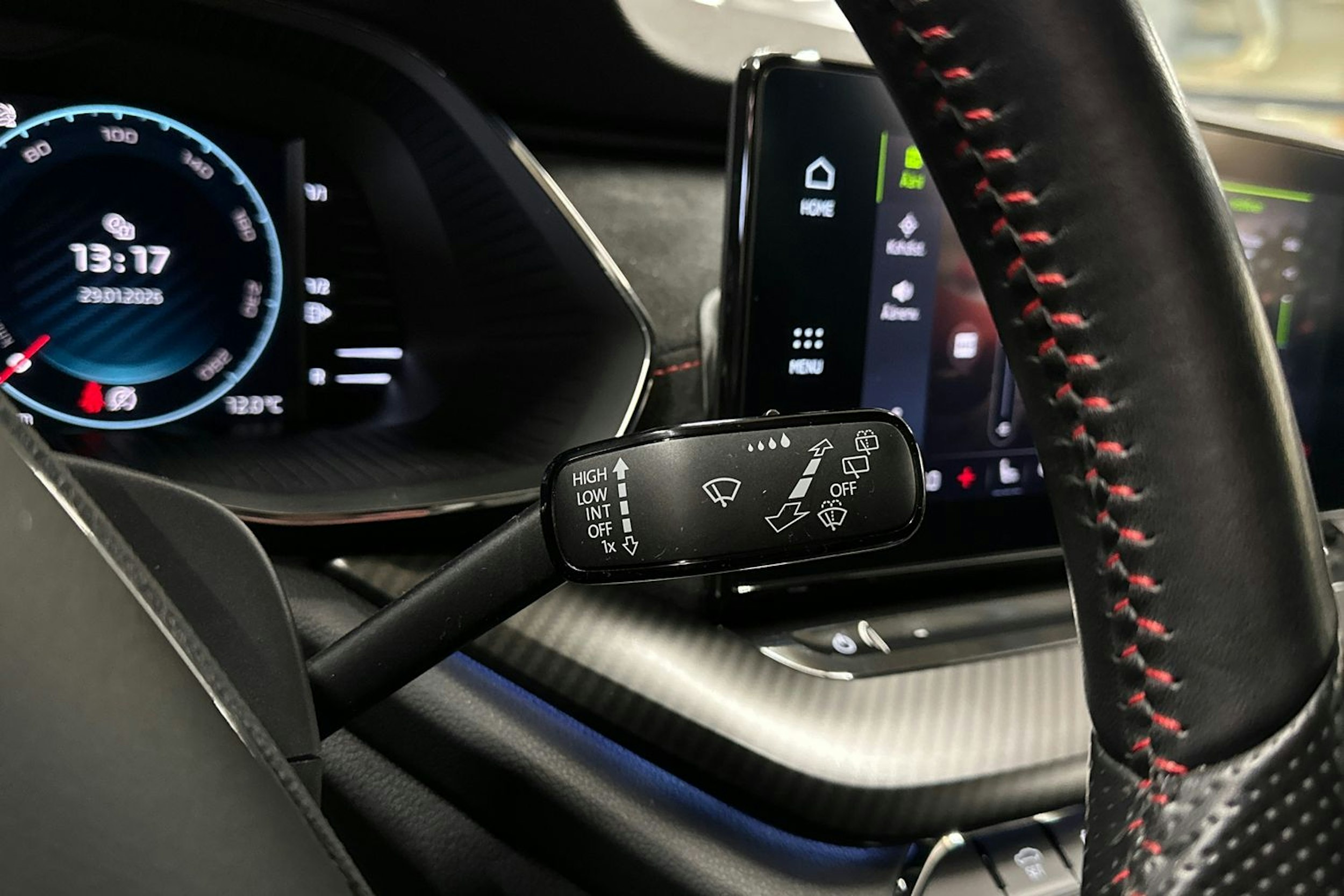 valkoinen Skoda Octavia 2022 kuva 28.