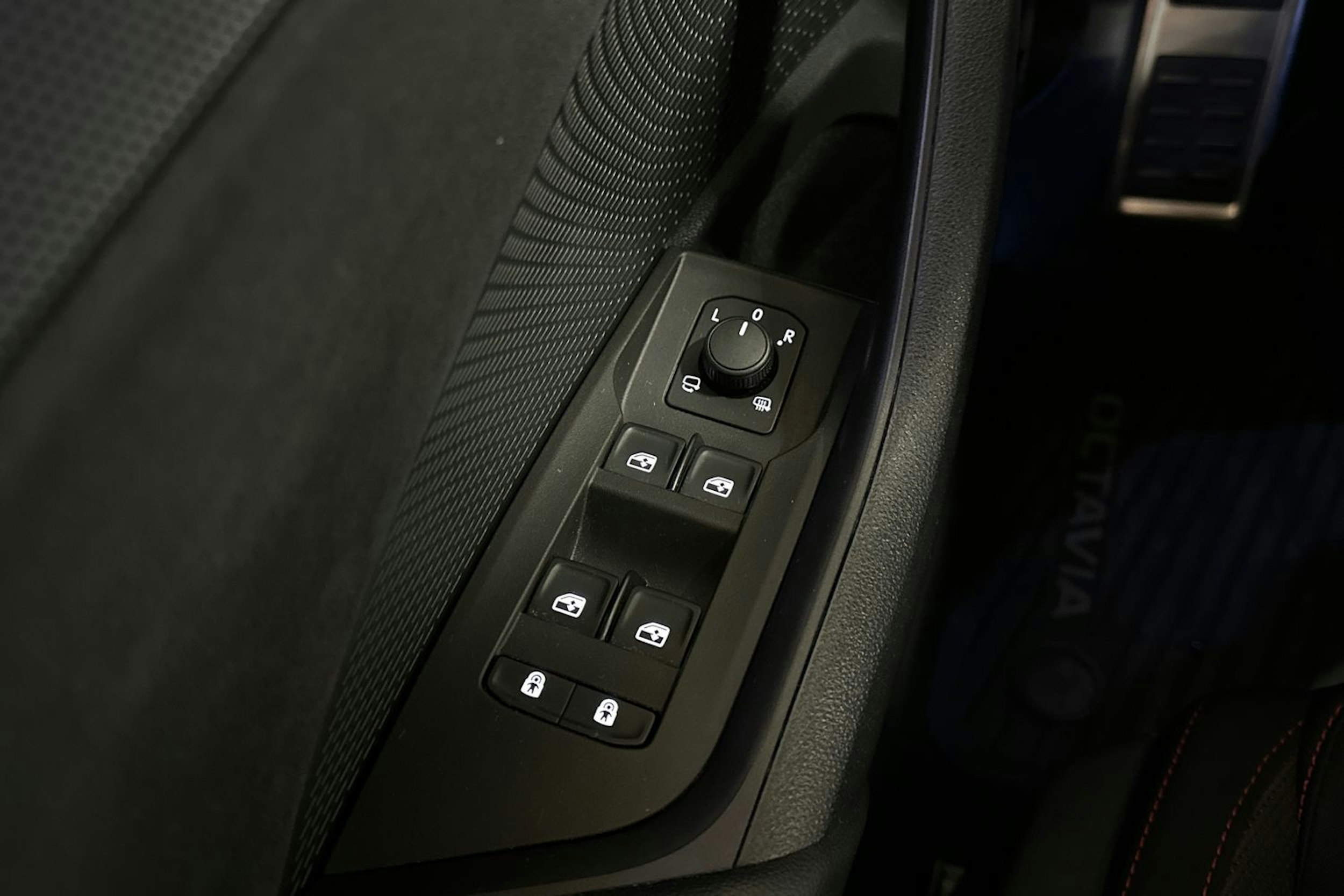 valkoinen Skoda Octavia 2022 kuva 32.