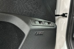 valkoinen Skoda Octavia 2022 kuva 33.