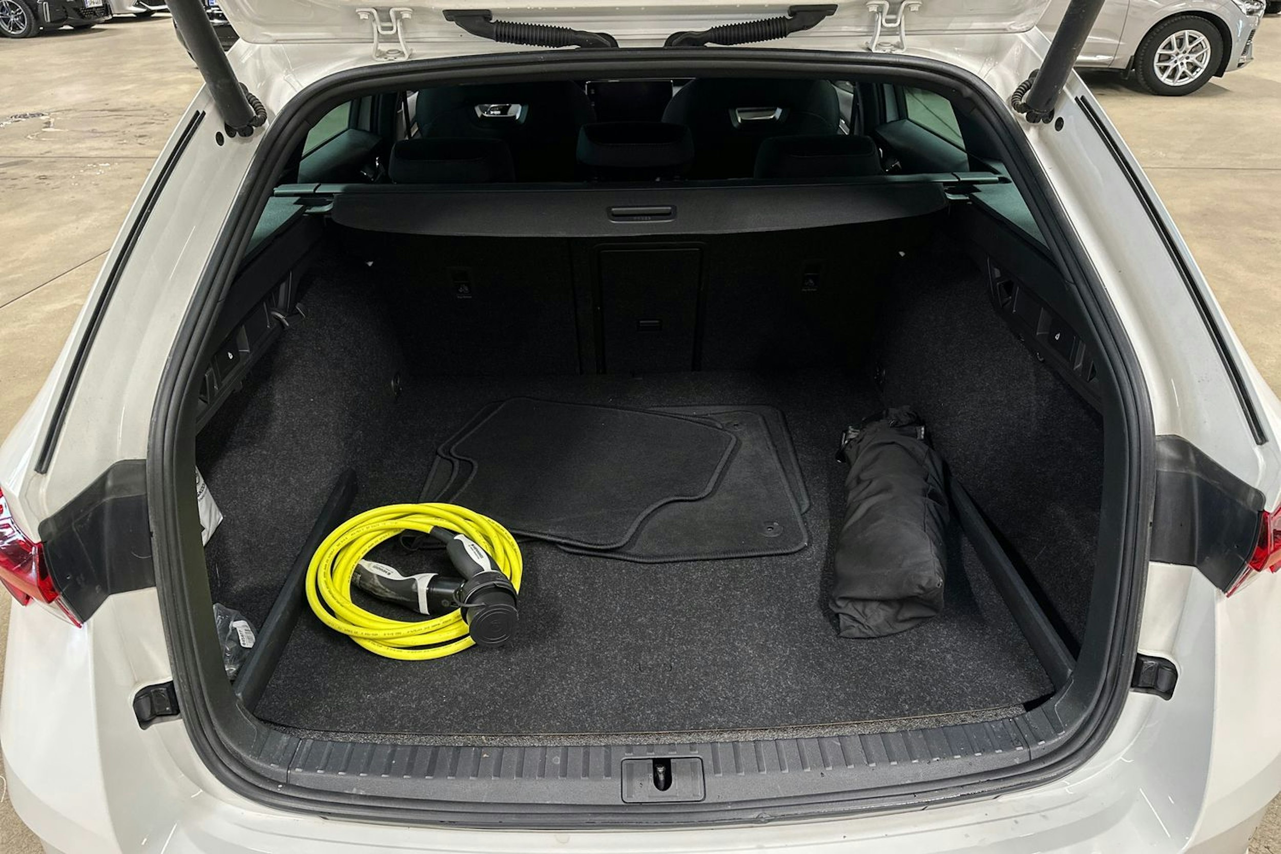 valkoinen Skoda Octavia 2022 kuva 35.