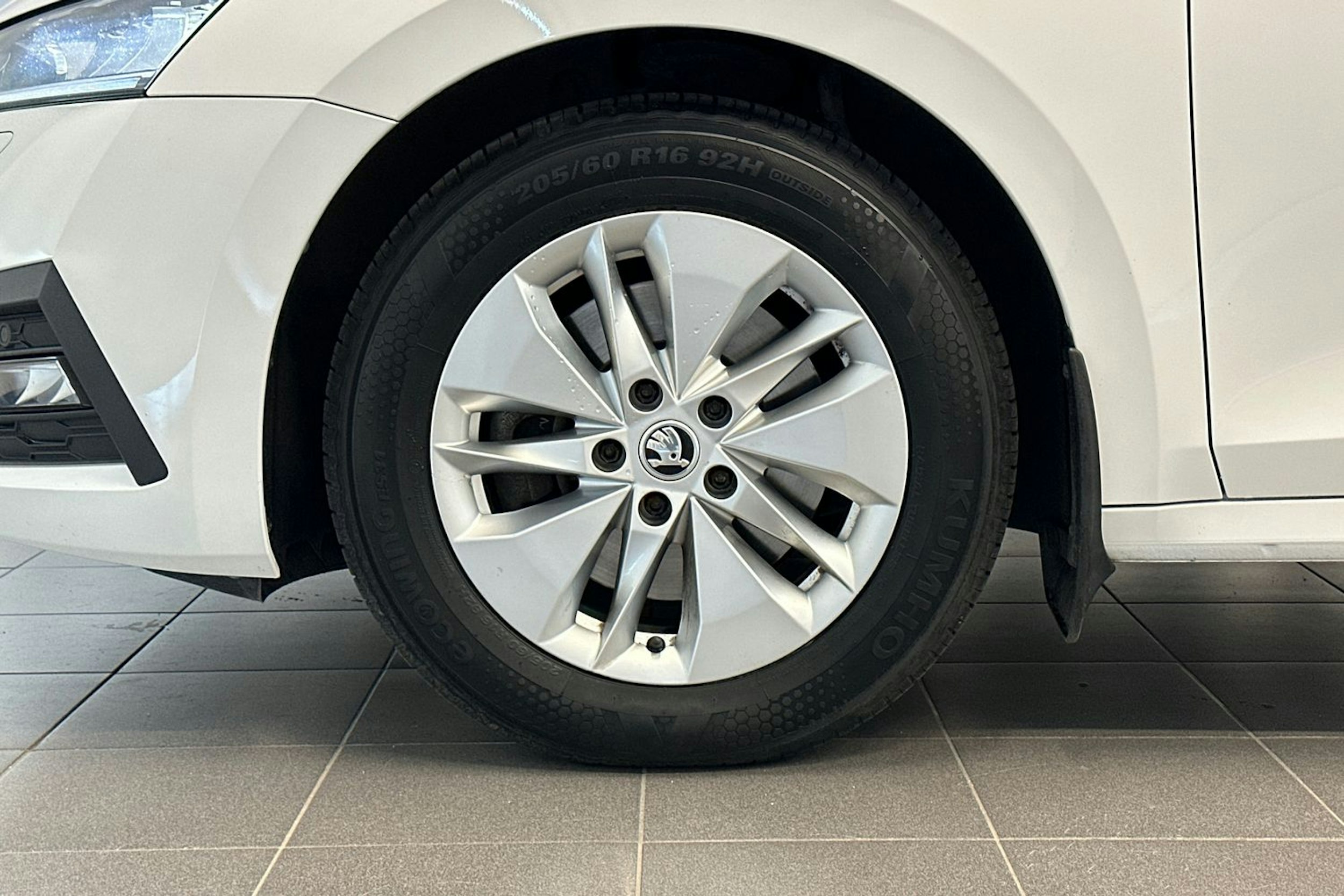 valkoinen Skoda Octavia 2022 kuva 11.