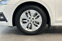 valkoinen Skoda Octavia 2022 kuva 11.