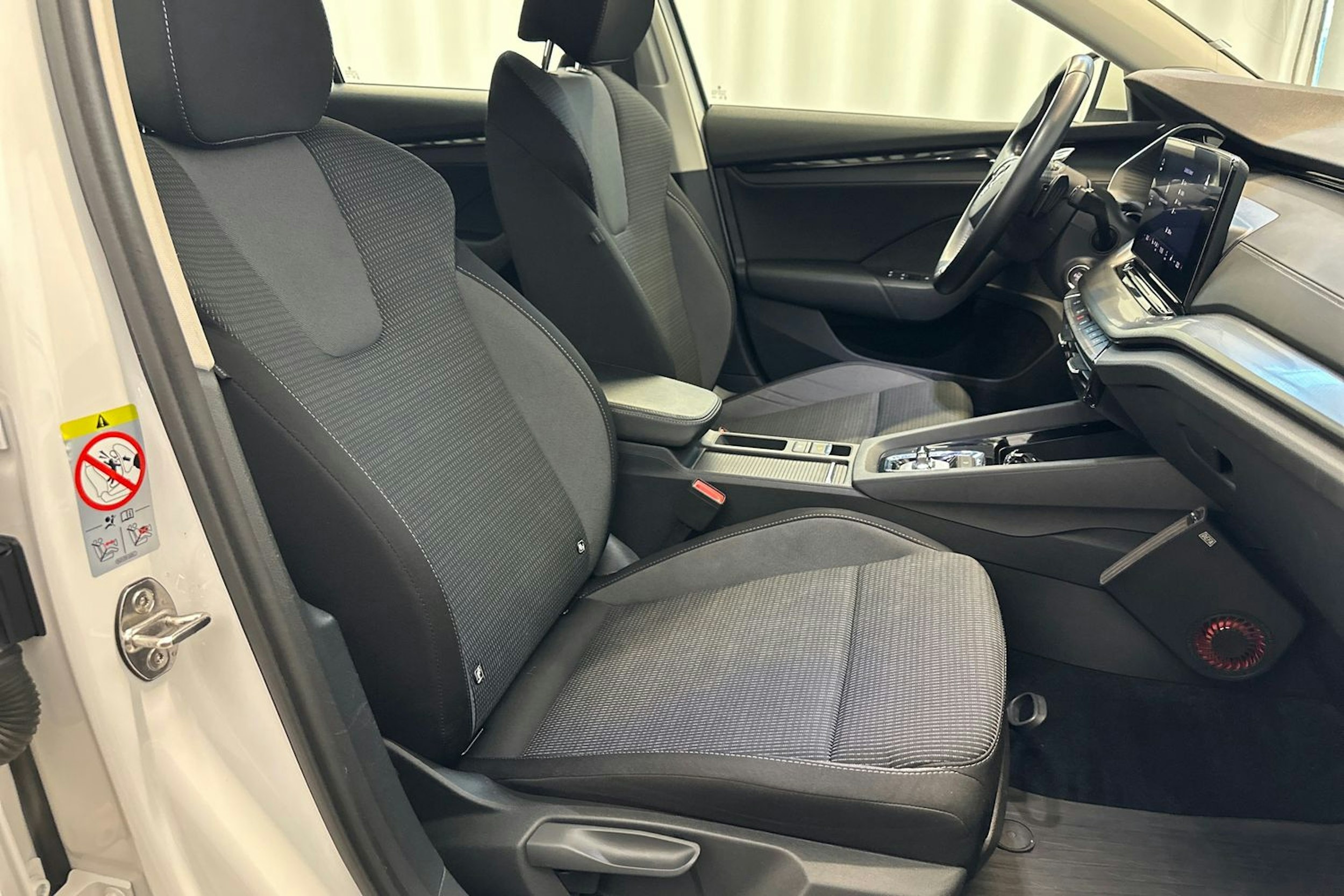 valkoinen Skoda Octavia 2022 kuva 15.