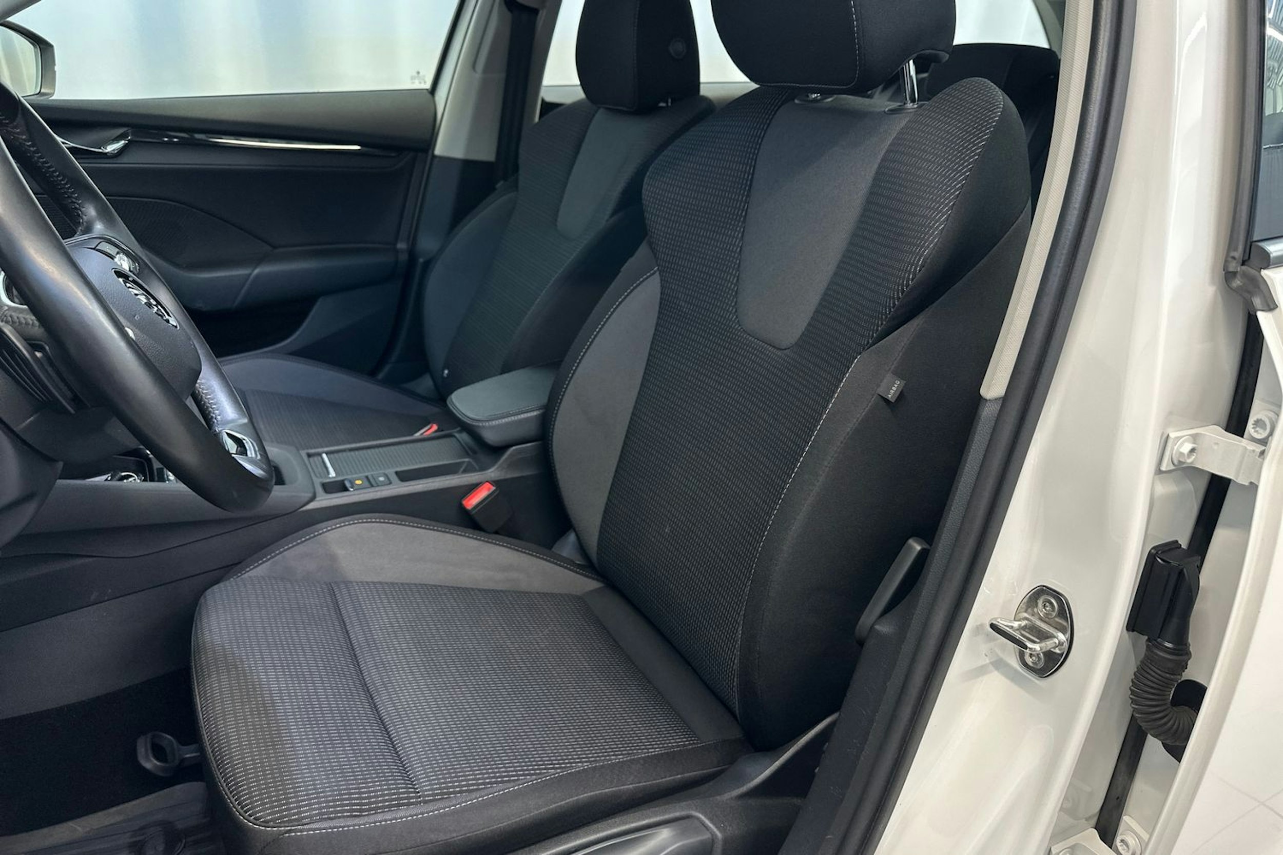 valkoinen Skoda Octavia 2022 kuva 16.