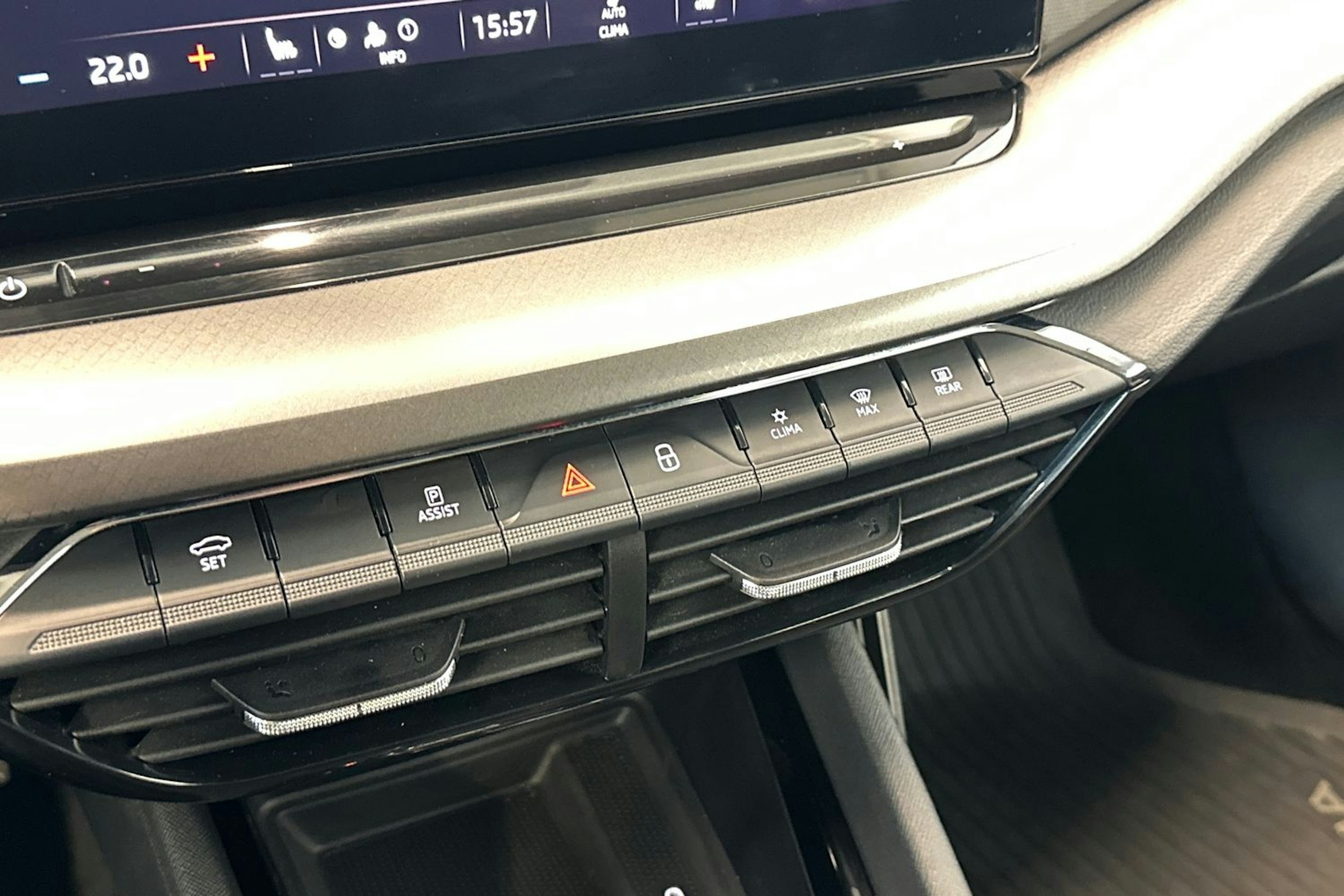 valkoinen Skoda Octavia 2022 kuva 28.