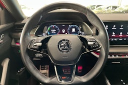 punainen Skoda Octavia 2022 kuva 16.