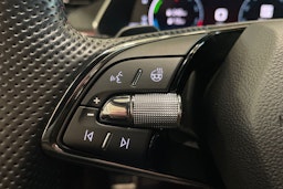 punainen Skoda Octavia 2022 kuva 18.