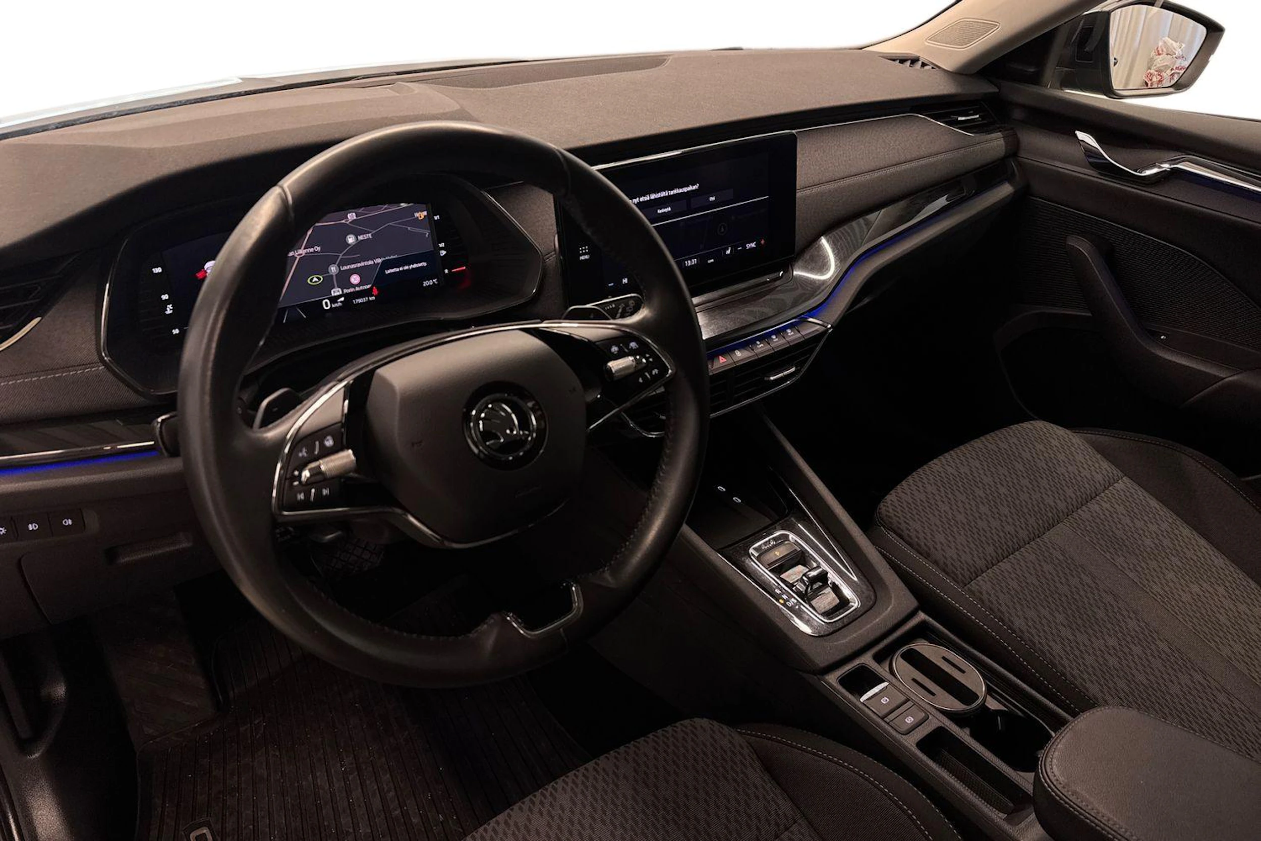 harmaa Skoda Octavia 2022 kuva 6.