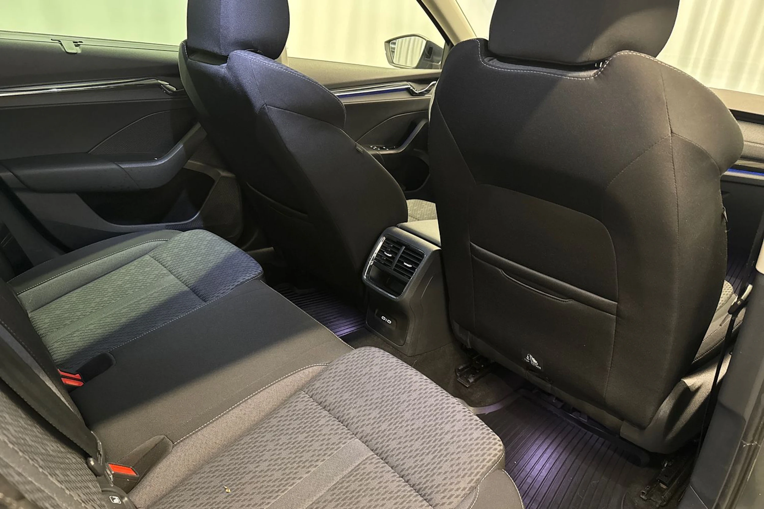 harmaa Skoda Octavia 2022 kuva 15.