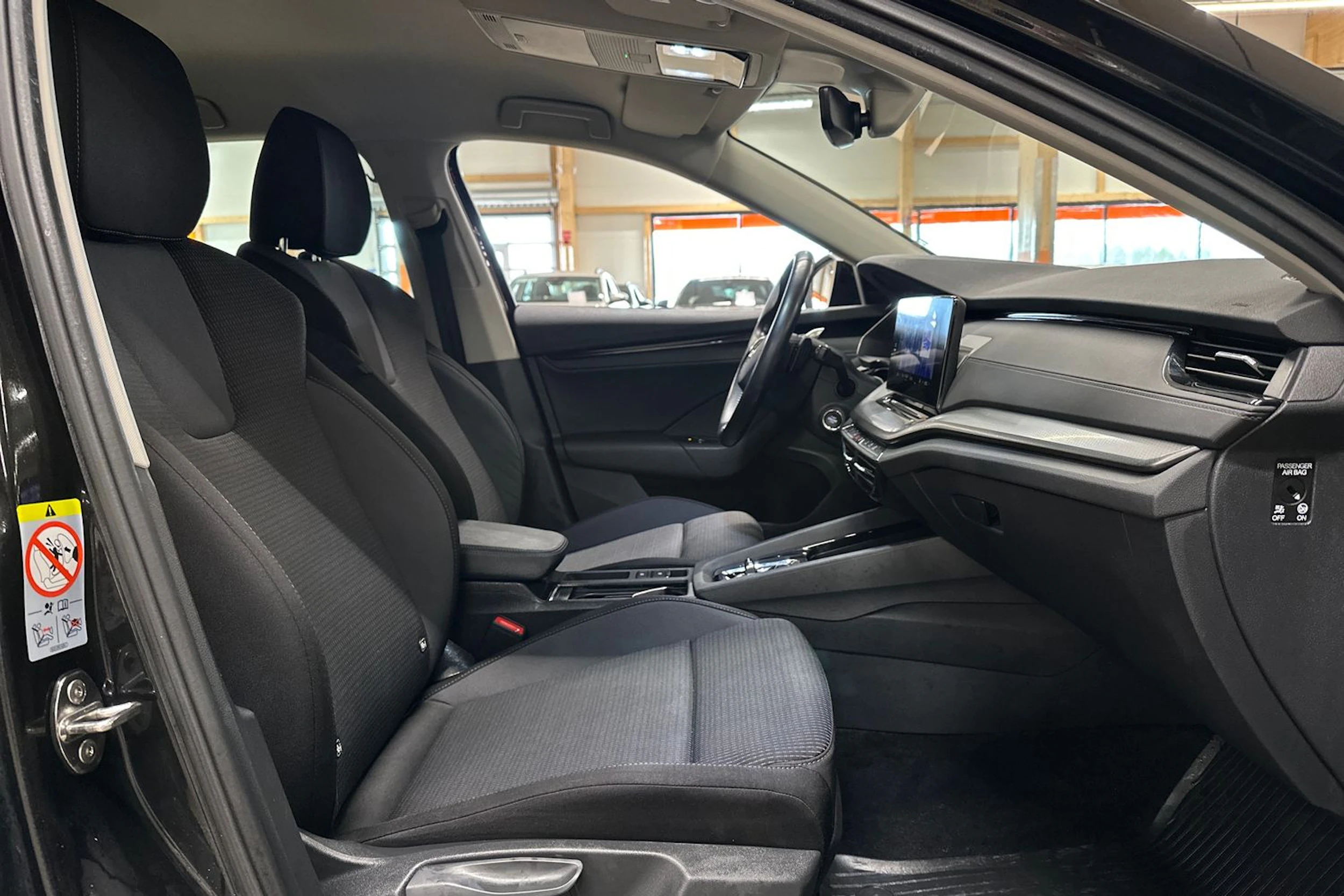 musta Skoda Octavia 2022 kuva 11.