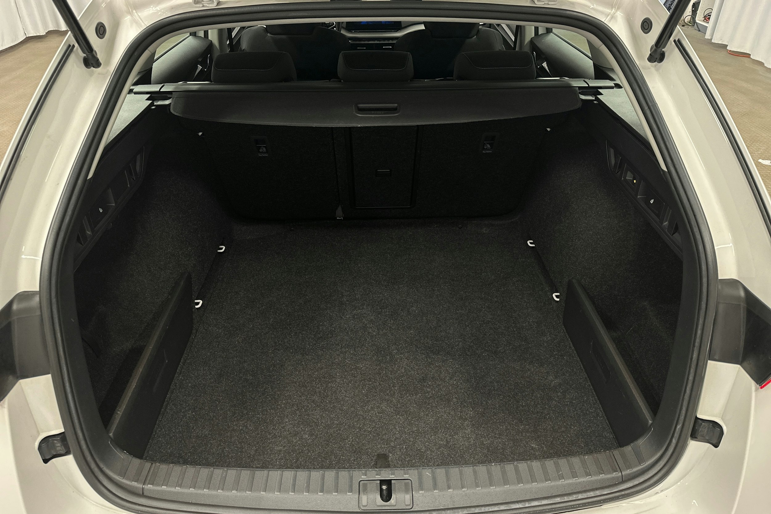 valkoinen Skoda Octavia 2022 kuva 14.