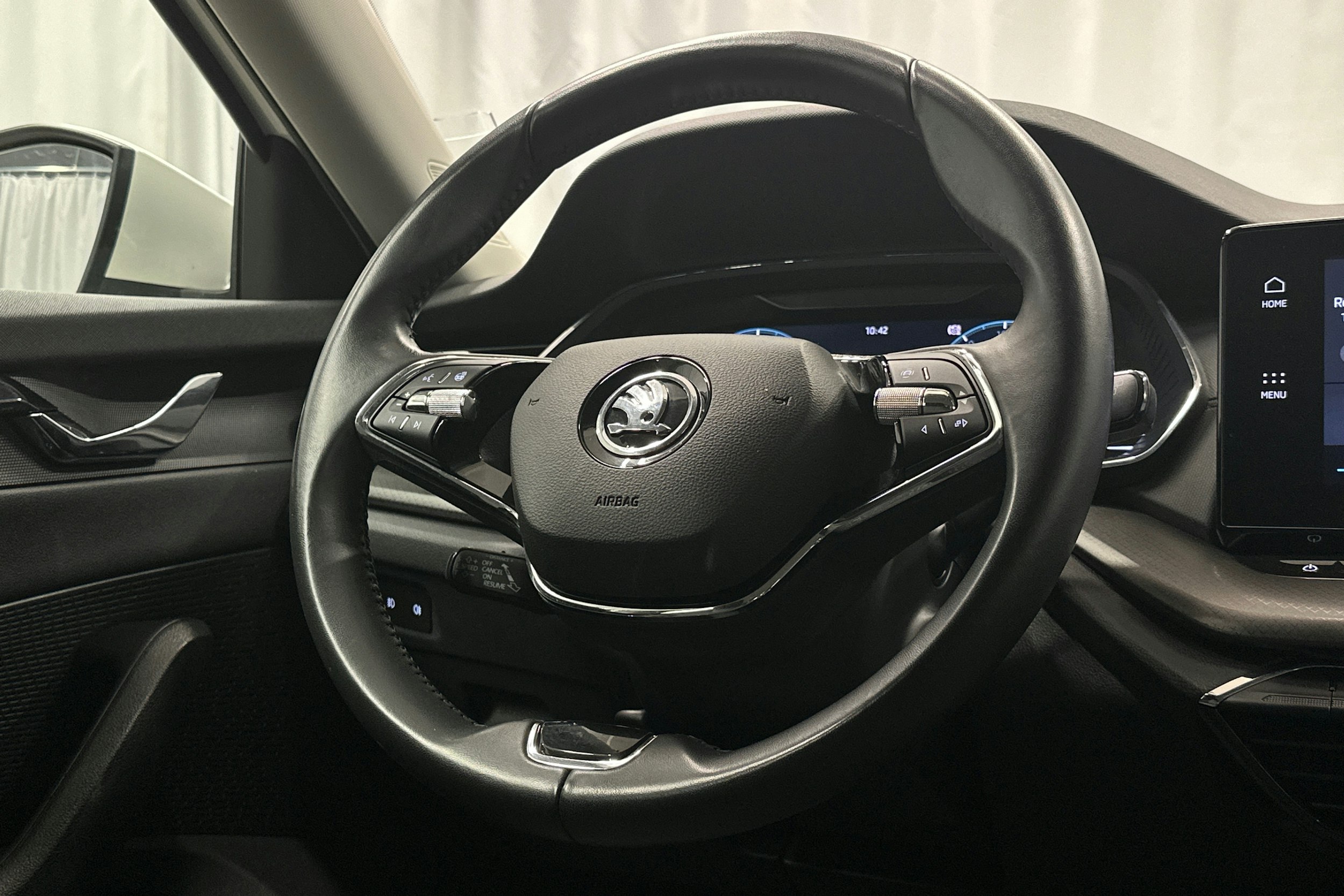 valkoinen Skoda Octavia 2022 kuva 17.