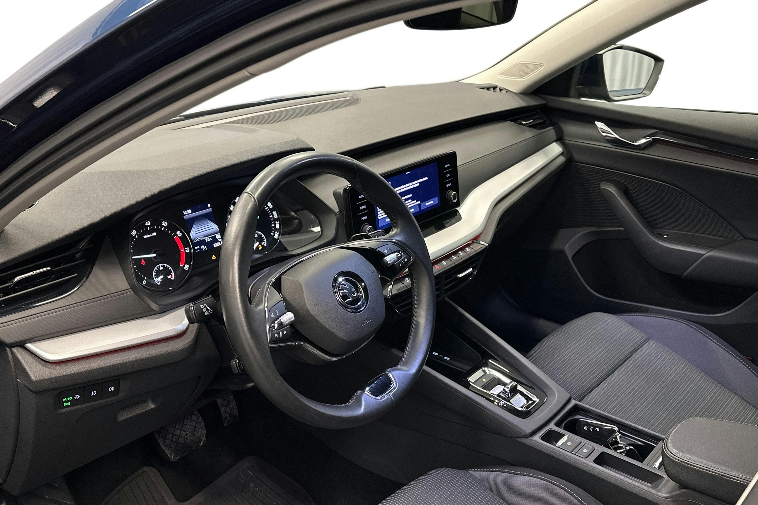 sininen Skoda Octavia 2023 kuva 7.