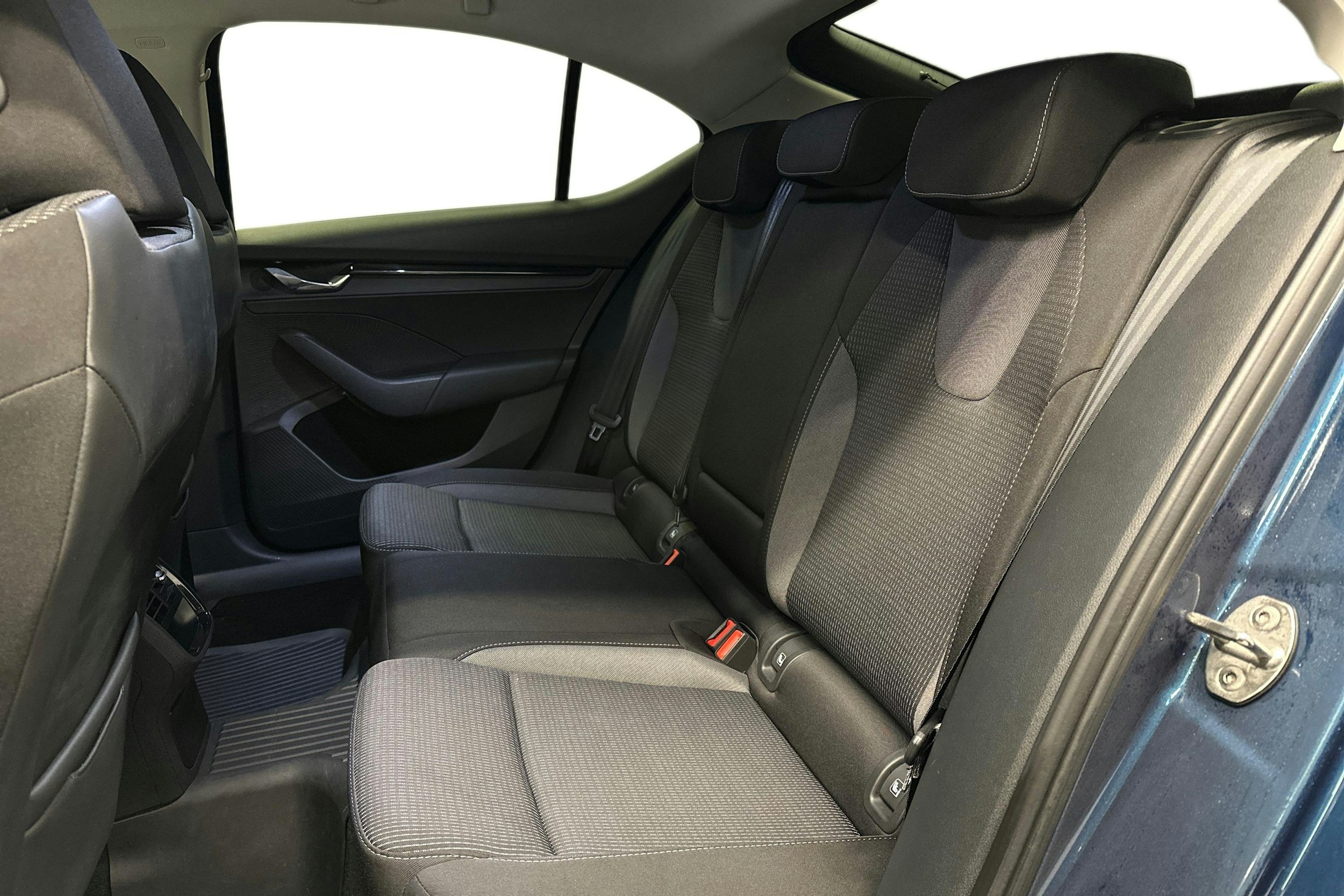 sininen Skoda Octavia 2023 kuva 10.