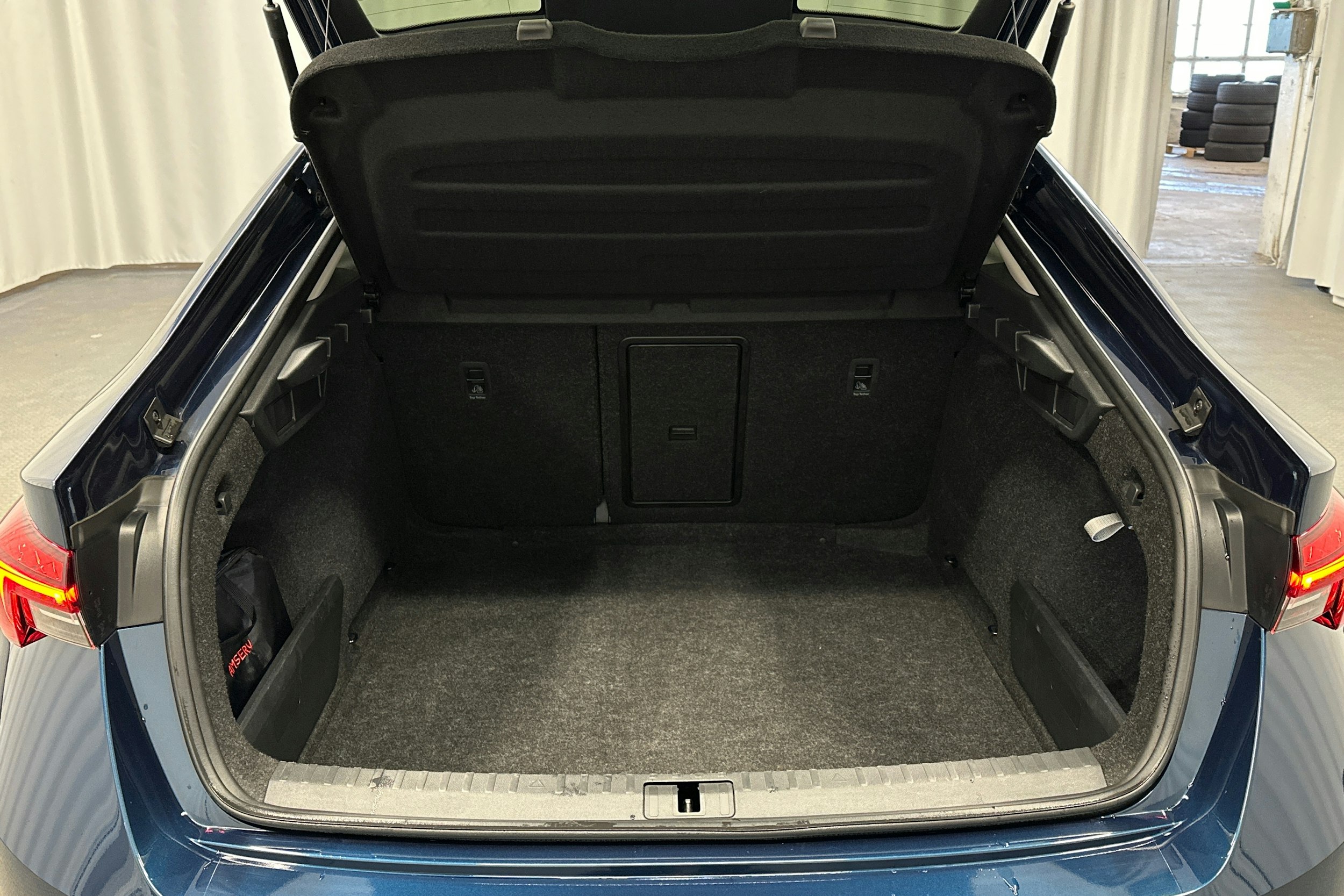 sininen Skoda Octavia 2023 kuva 14.