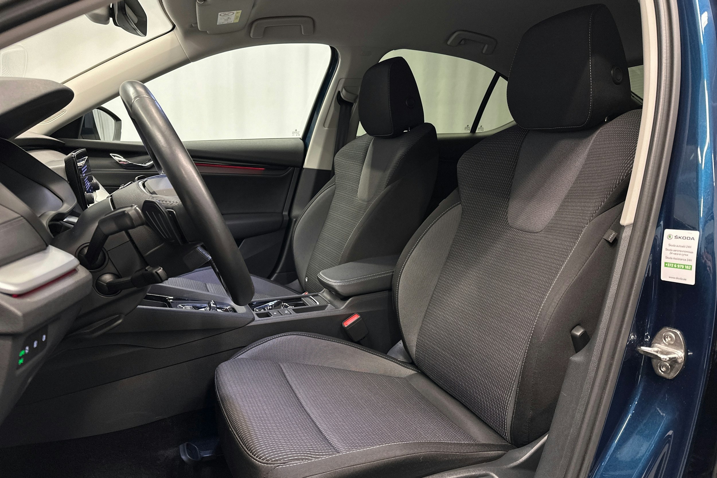 sininen Skoda Octavia 2023 kuva 15.