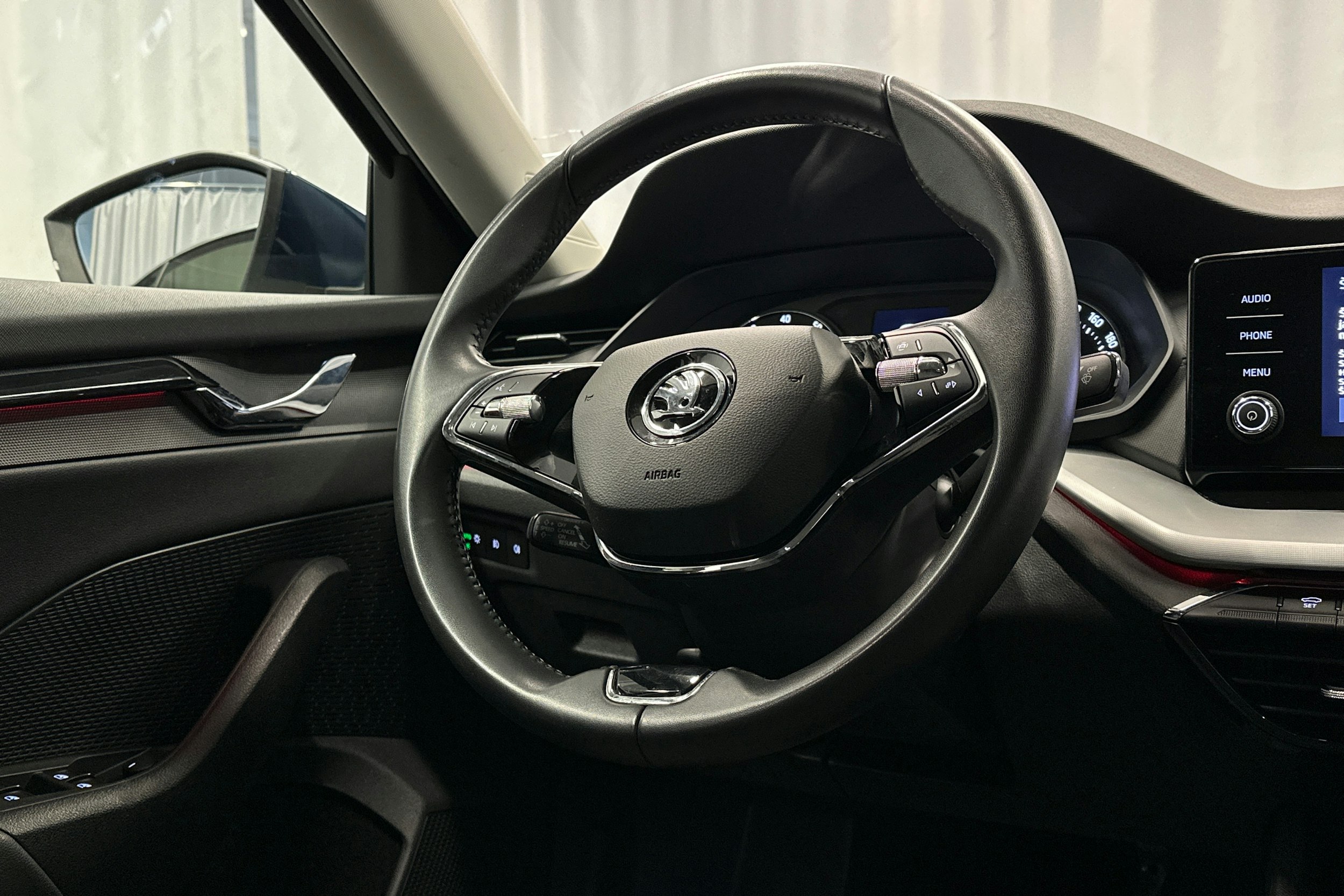 sininen Skoda Octavia 2023 kuva 16.