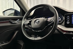 sininen Skoda Octavia 2023 kuva 16.