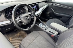 musta Skoda Octavia 2023 kuva 3.