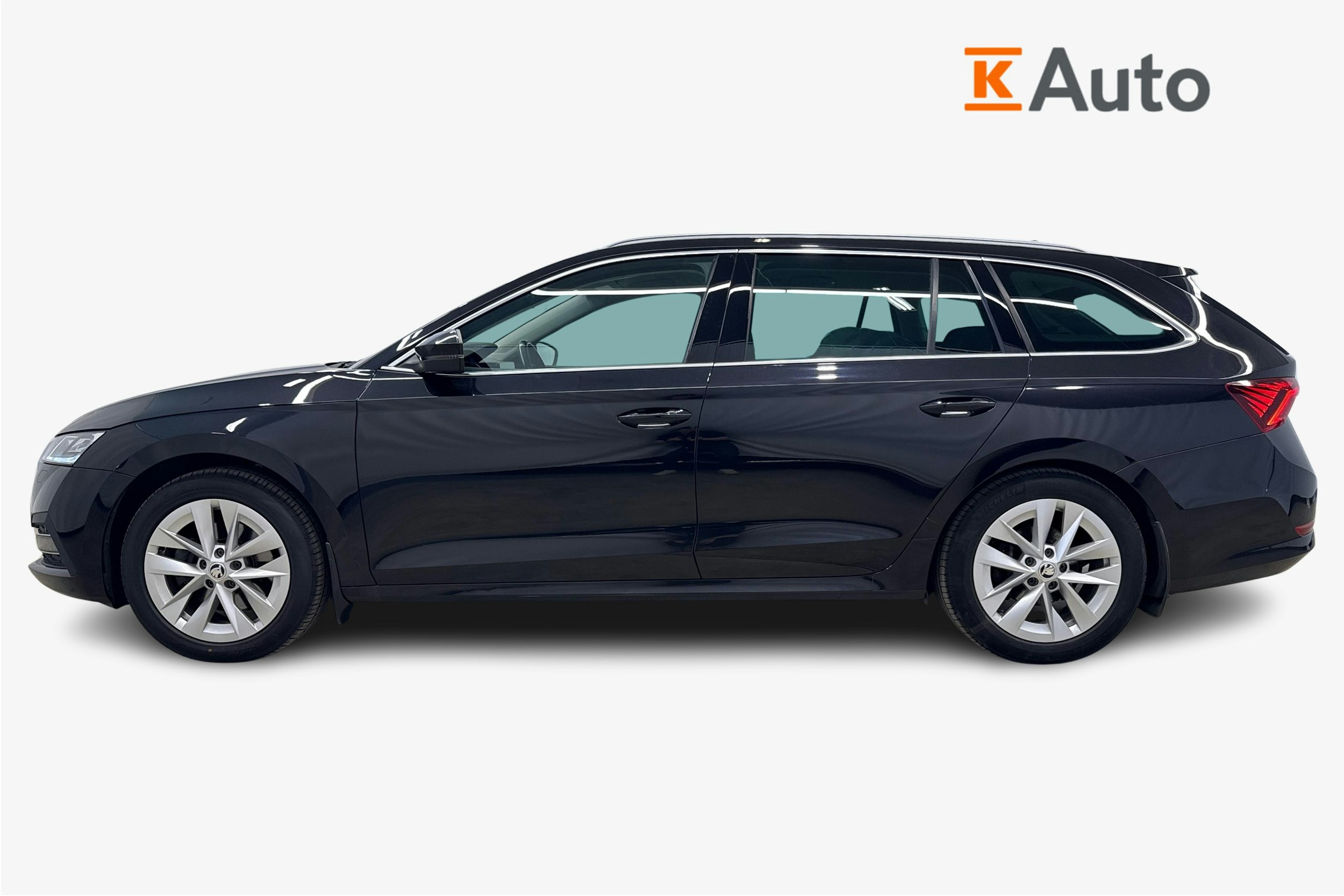 musta Skoda Octavia 2023 kuva 6.