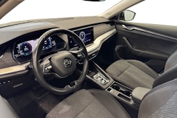 musta Skoda Octavia 2023 kuva 7.