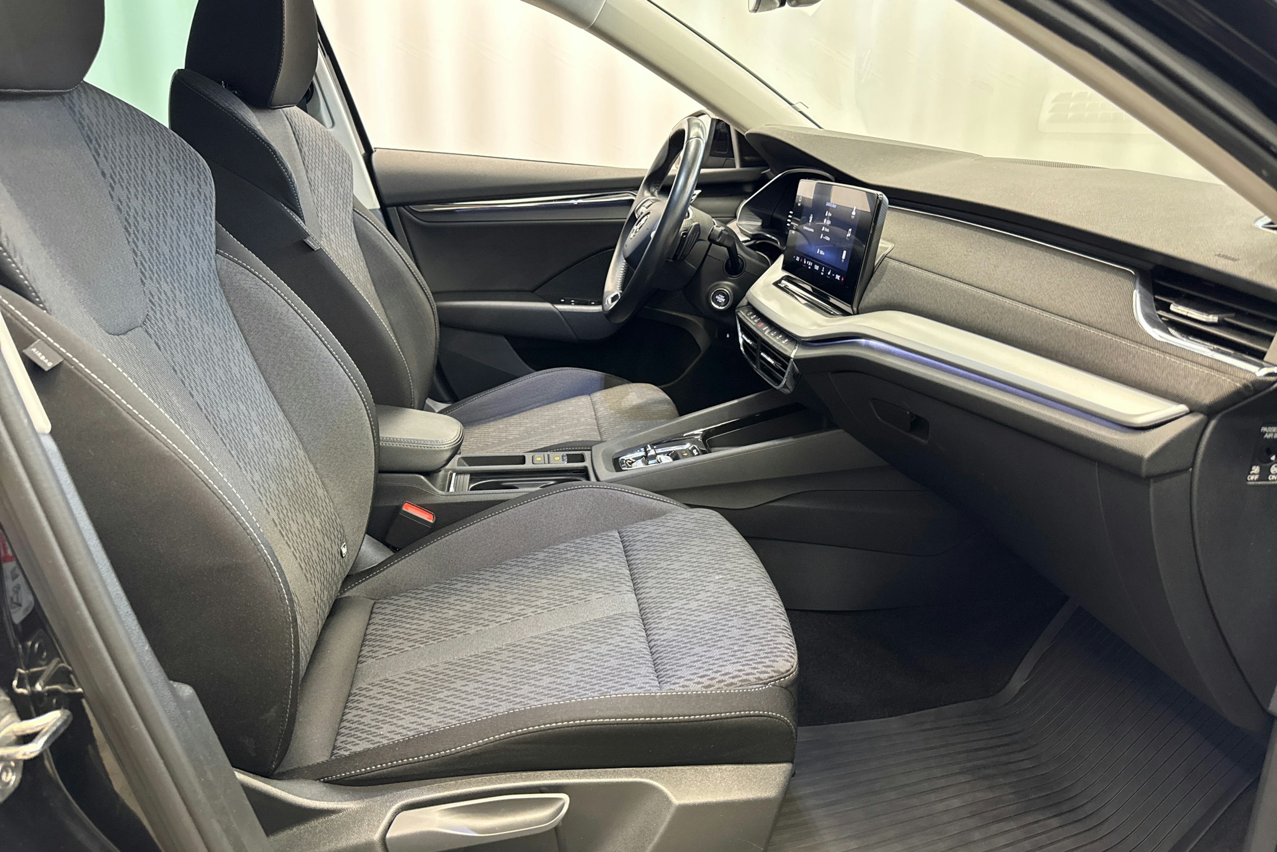 musta Skoda Octavia 2023 kuva 13.