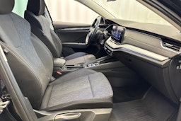 musta Skoda Octavia 2023 kuva 13.