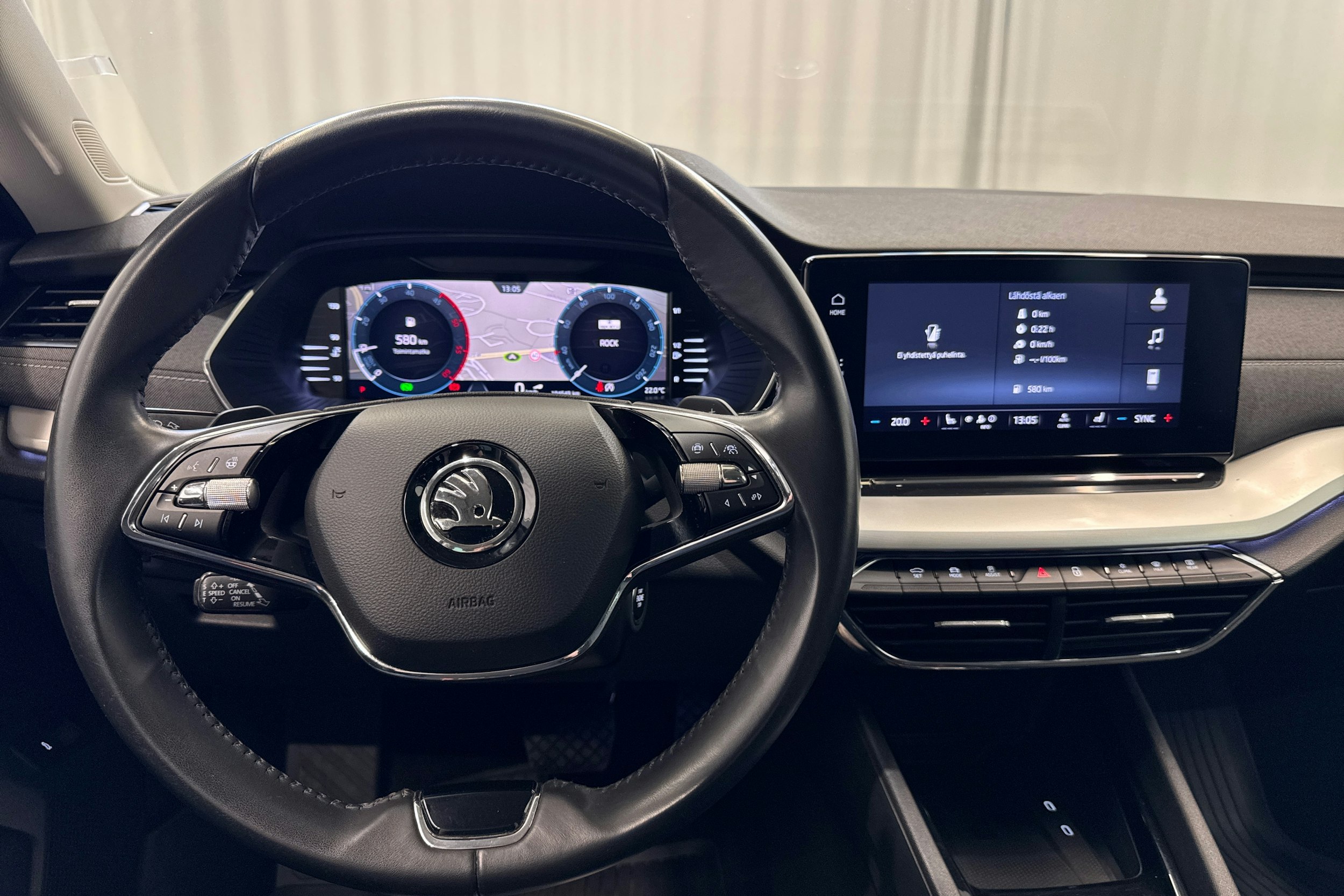 musta Skoda Octavia 2023 kuva 16.