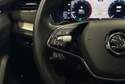 musta Skoda Octavia 2023 kuva 17.