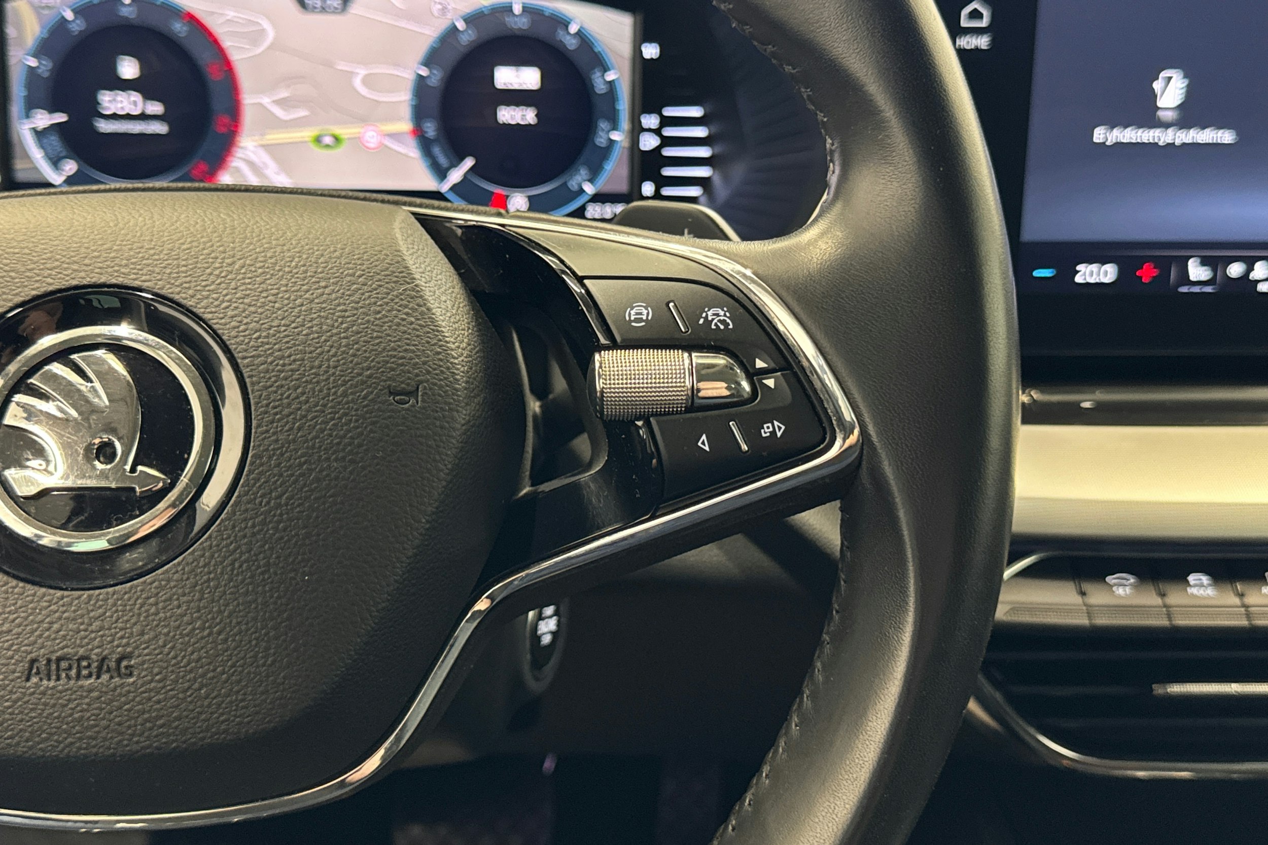 musta Skoda Octavia 2023 kuva 18.