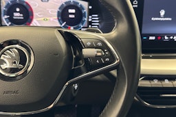 musta Skoda Octavia 2023 kuva 18.