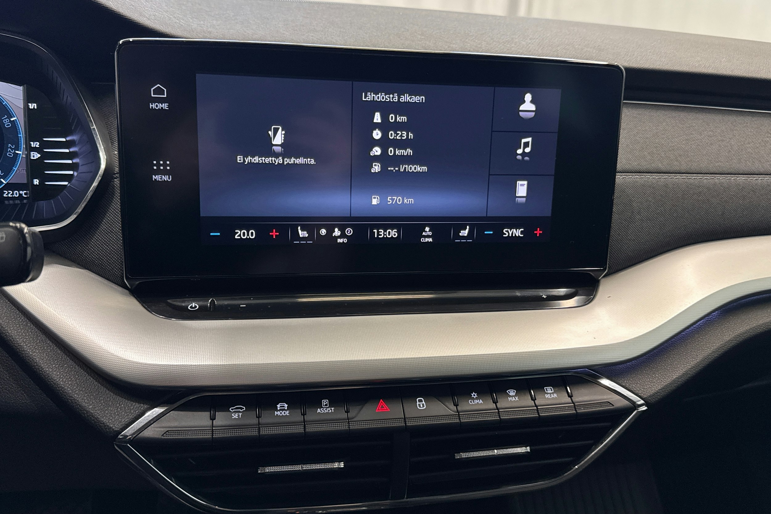 musta Skoda Octavia 2023 kuva 20.
