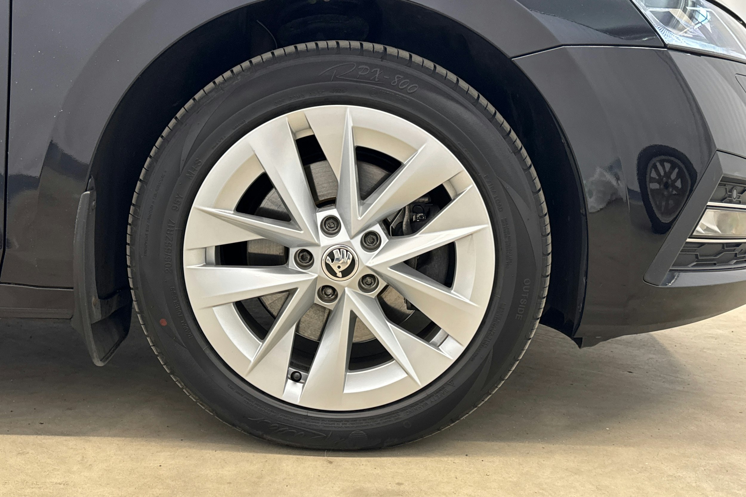 musta Skoda Octavia 2023 kuva 36.