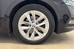 musta Skoda Octavia 2023 kuva 36.