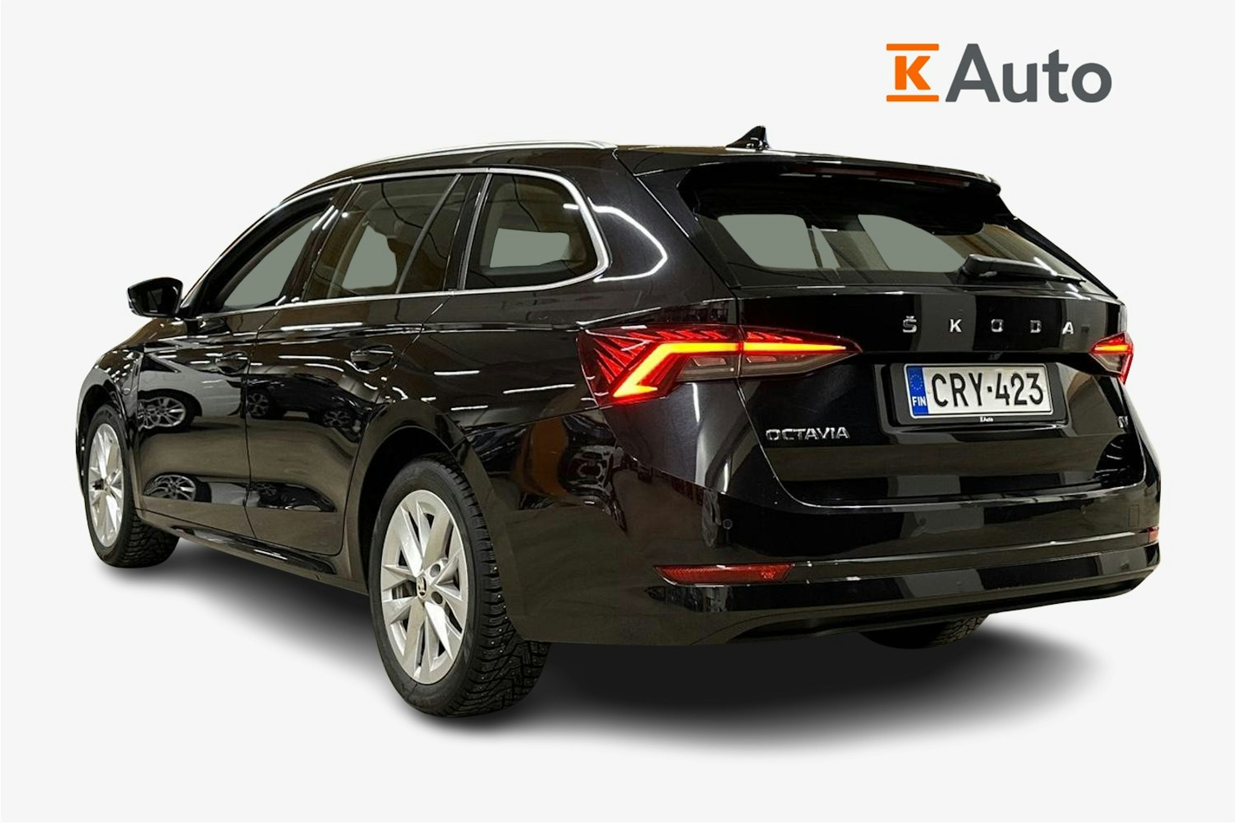 musta Skoda Octavia 2023 kuva 3.