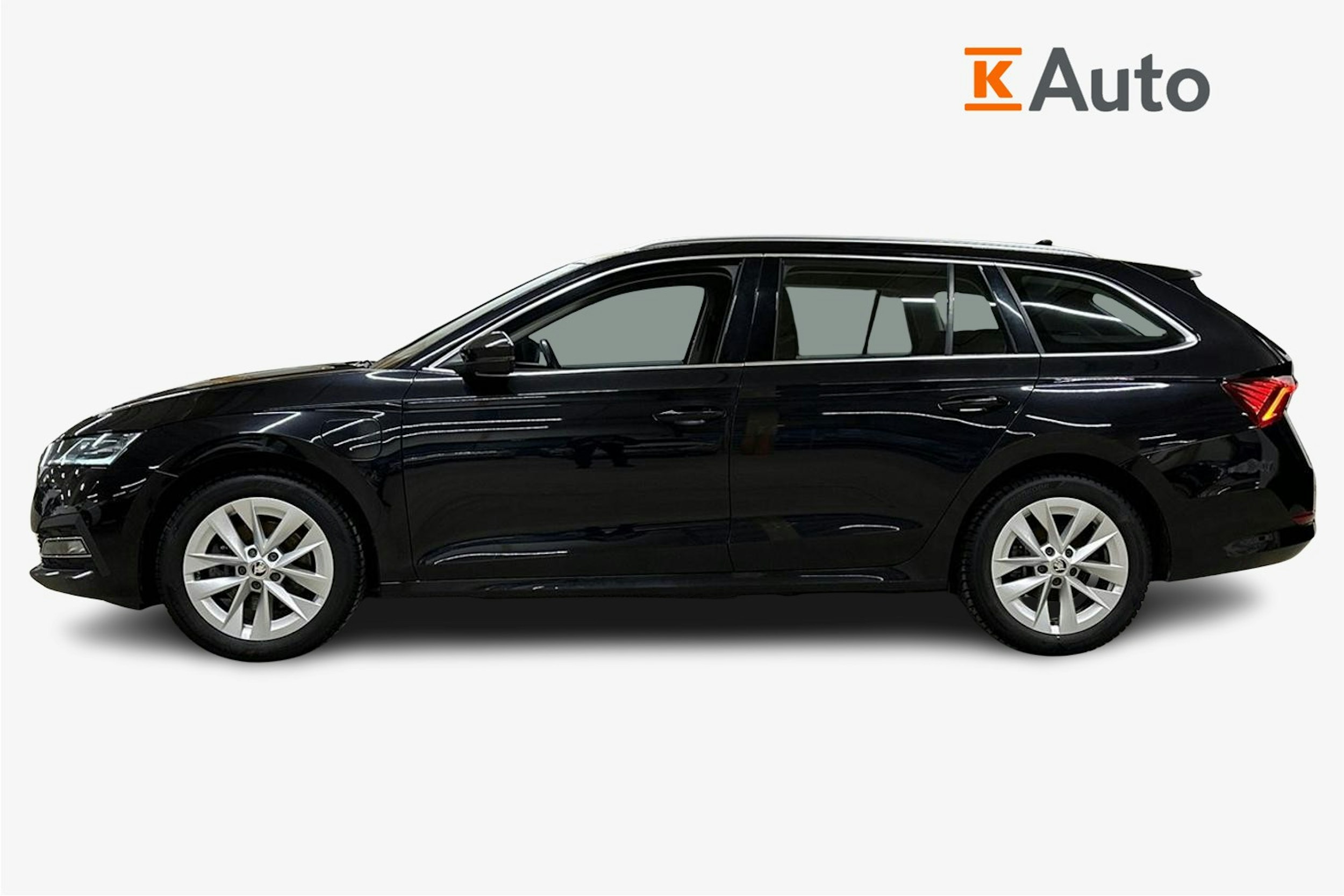 musta Skoda Octavia 2023 kuva 7.