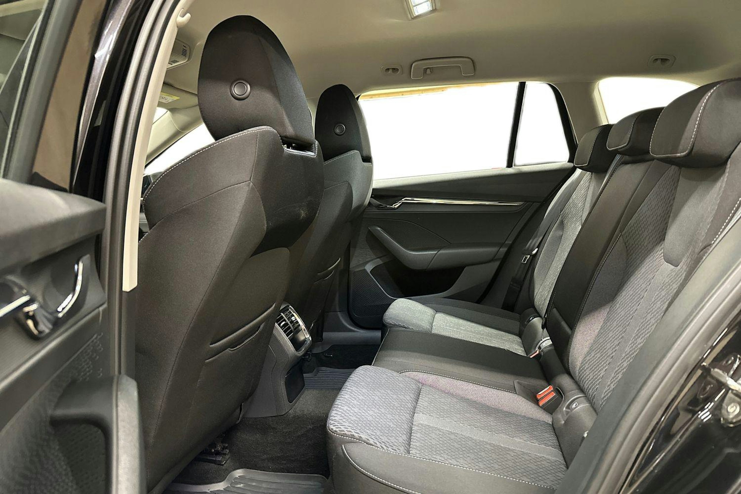 musta Skoda Octavia 2023 kuva 11.