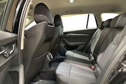 musta Skoda Octavia 2023 kuva 11.